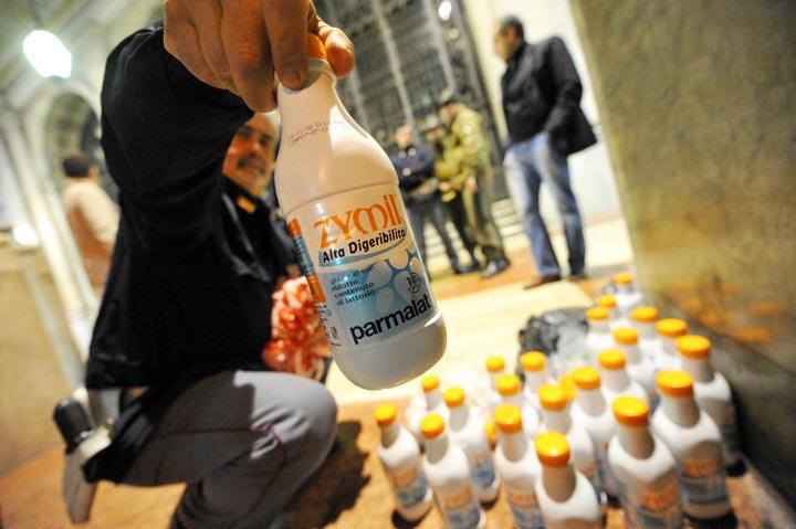 davanti alla banca nazionale del lavoro a Genova in Piazza Dante, ieri sera, 08 11 2010, alle nove e mezza, accumulazione di bottiglie di latte Zymil Parmalat ad alta digeribilità
