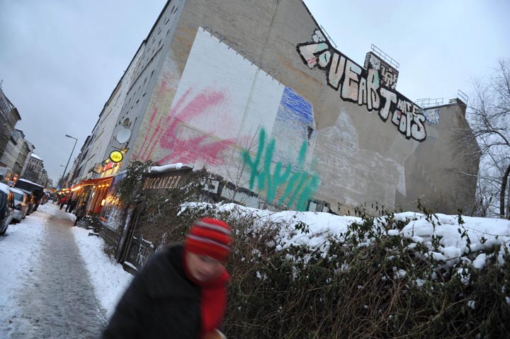 Germania, Berlino 12 2010 - Kreuzberg 36 - tag enormi e la scritta a rullo giÃ¹ dal tetto: love art hate cops
