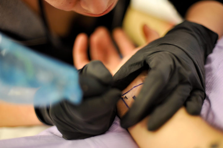 Ge 04 2011 - questo H si riferisce a uno stato di singolarità tra l'onotologico e l'immanente - tatuaggio eseguito da Lara @Morof - immagine scattata a f/1,4 con la mano sinistra