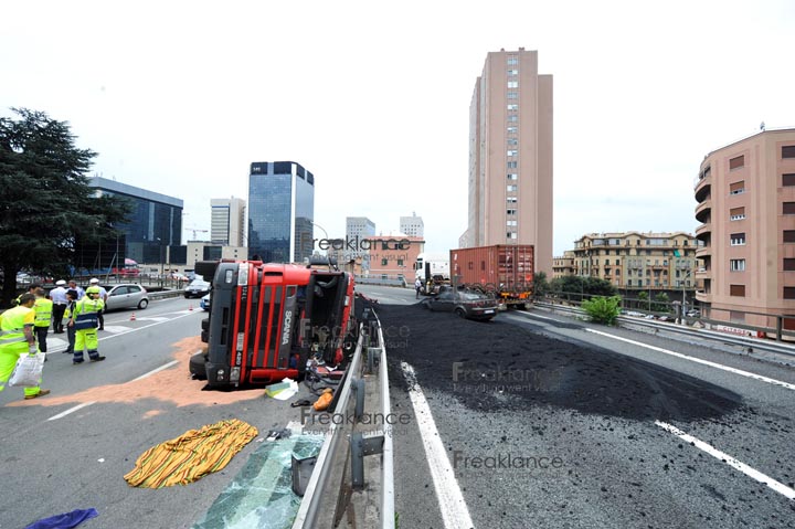 Genova ovest 07 2011 - accumulazione nero in autostrada, un camion di sale avrebbe prodotto un cromatismo diverso - foto DP / FRK