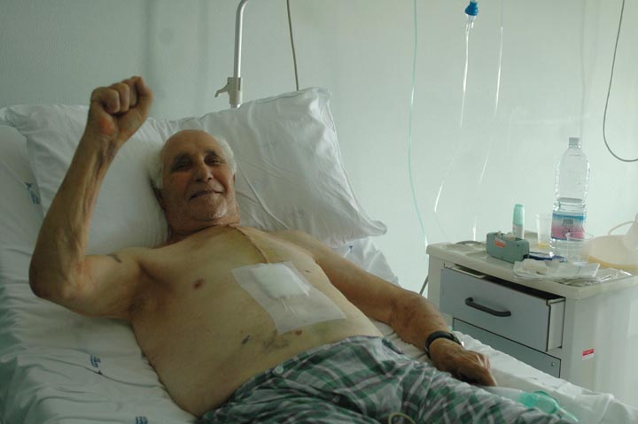 Ge 2006 - Ospedale San Martino - mio nonno dopo aver ricevuto un paio di bypass - foto DP / FRK