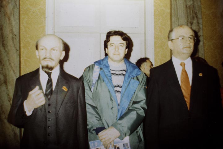 Londra, 1991 - mio padre Giovanni fotografato tra le wax figures di Lenin e Gorbaciov - foto DP / FRK